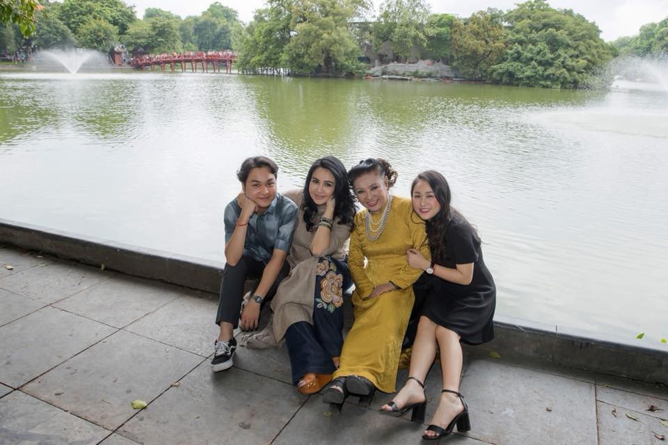 3 thế hệ nhà diva Thanh Lam giống nhau đến ngỡ ngàng - 9 Nhờ có sự quan tâm và chăm sóc của các con mà nghệ sĩ Thanh Hương cũng bớt đi phần cô đơn và thương nhớ người chồng quá cố.