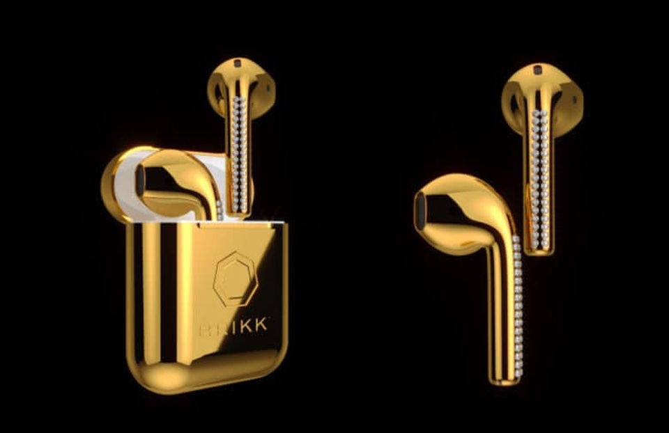 "Choáng" với tai nghe AirPods mạ vàng, đính kim cương, đắt gấp 10 iPhone X - 2 Tai nghe AirPods mạ vàng 24K có giá trên 10.000 USD.