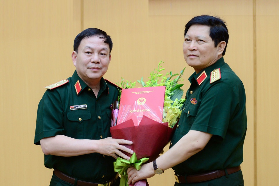 Thiếu tướng Lê Đăng Dũng nhận nhiệm vụ Chủ tịch kiêm Tổng Giám đốc Viettel - 1 Bộ trưởng Bộ Quốc Đại tướng Ngô Xuân Lịch trao quyết định giao nhiệm vụ cho Thiếu tướng Lê Đăng Dũng giữ chức vụ phụ trách Chủ tịch, Tổng giám đốc Viettel.