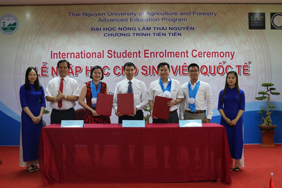 Chào đón những sinh viên quốc tế đầu tiên nhập học năm học 2018-2019 - 4 Lãnh đạo nhà trường ký thoả thuận hợp tác với các doanh nghiệp đối tác.