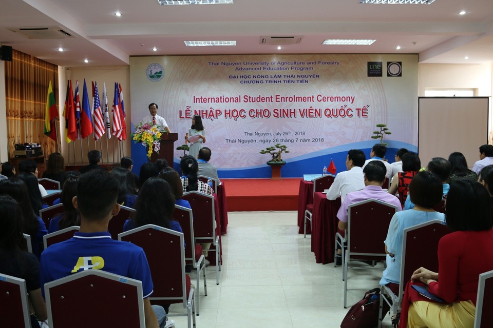 Chào đón những sinh viên quốc tế đầu tiên nhập học năm học 2018-2019 - 1 PGS.TS. Trần Văn Điền - Hiệu trưởng Nhà trường phát biểu khai mạc trong buổi lễ nhập học.