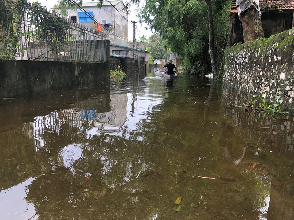 Sạt lở, vỡ đê Bối, hơn 100 hộ dân ngập trong nước - 14 Đây là năm thứ 2 liên tiếp, người dân Đinh Xá bị nước lũ tràn vào nhấn chìm