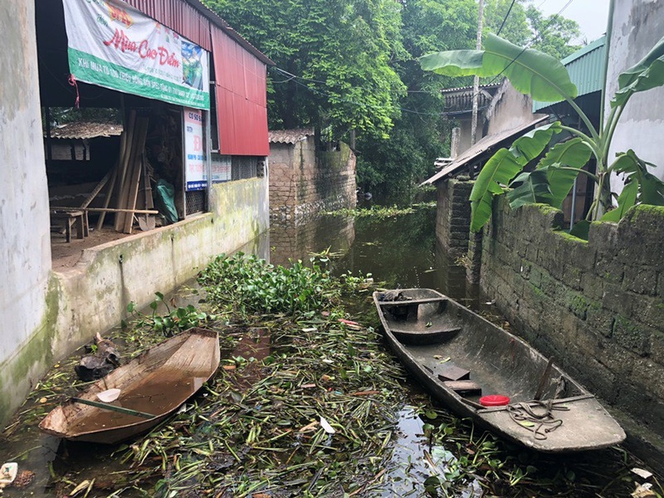 Sạt lở, vỡ đê Bối, hơn 100 hộ dân ngập trong nước - 12 Sau lũ vấn đề về môi trường là một bài toán cần được giải ngay