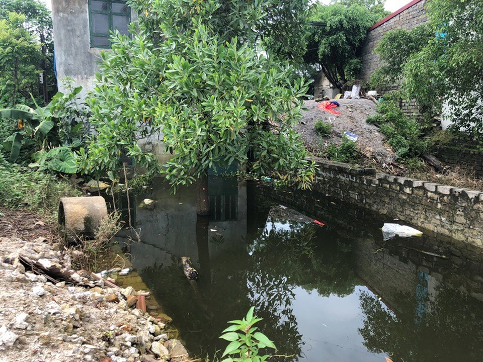 Sạt lở, vỡ đê Bối, hơn 100 hộ dân ngập trong nước - 11 Sạt lở, vỡ đê Bối, hơn 100 hộ dân ngập trong nước - 11