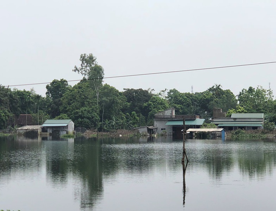Sạt lở, vỡ đê Bối, hơn 100 hộ dân ngập trong nước - 10 Nhiều nhà dân vẫn bị cô lập vì nước lên quá cao
