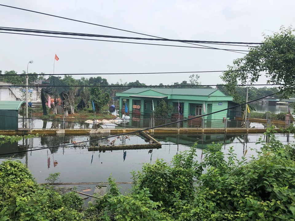 Sạt lở, vỡ đê Bối, hơn 100 hộ dân ngập trong nước - 3 Sạt lở, vỡ đê Bối, hơn 100 hộ dân ngập trong nước - 3