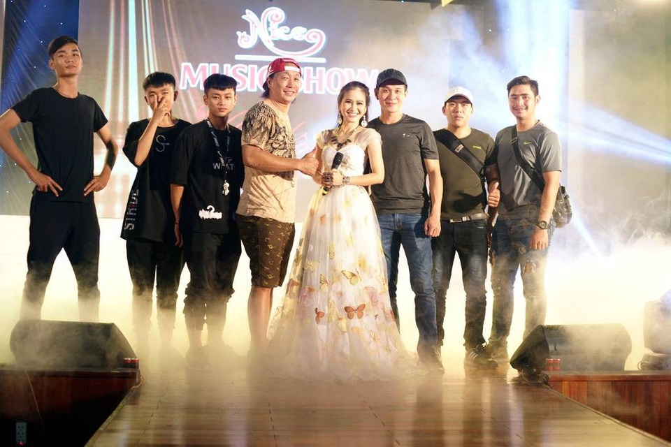 Dàn sao hội tụ đêm nhạc thiện nguyện Nice Music Show - 3
MC Như Quỳnh (Angle) cùng nhóm cascadeur AXN