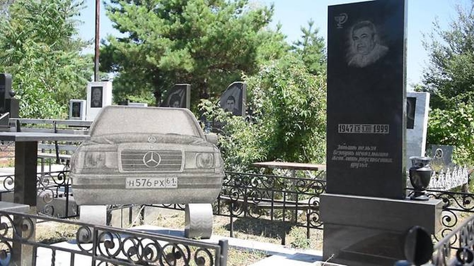 Choáng với những ngôi mộ xa hoa không tiếc tiền của trùm mafia Nga - 1 Các quan chức nghĩa trang khăng khăng đây chỉ là lăng mộ của một tài xế, mặc dù có vẻ một công việc như vậy sẽ không thể chi trả cho việc trang trí ngôi mộ bằng một chiếc Mercedes bằng đá cẩm thạch. (Nguồn: Justin Ong)