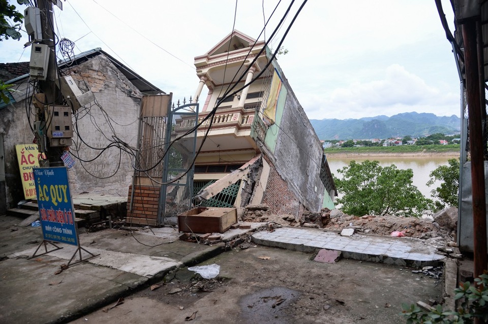 Hình ảnh hiện trường những ngôi nhà bị xé nát, trôi xuống sông Đà - 7 Bà Ngà than thở: “Sự việc được con trai tôi phát giác khi cháu đang sơn cửa thì phát hiện nhà bị tụt xuống 5cm, đến 6h chiều còn chưa việc gì nhưng chỉ trong 15 phút, cả tòa nhà sụt xuống toàn bộ. Bây giờ có thể thấy tầng 4 của căn nhà phía sau khi bước chân vào cửa hang tầng 1 phía trước. Tất cả tài sản đều trong ngôi nhà bị tụt xuống, gia đình chỉ kịp di dời những đồ đạc nhẹ”.