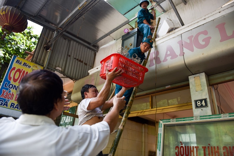 Hình ảnh hiện trường những ngôi nhà bị xé nát, trôi xuống sông Đà - 11 Người dân vận chuyển đồ ra khỏi ngôi nhà bị sụt lún.