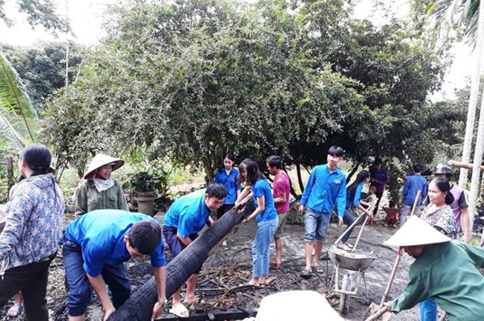 Nhân dân, chính quyền chung tay giúp chủ nhà khắc phục hậu quả.