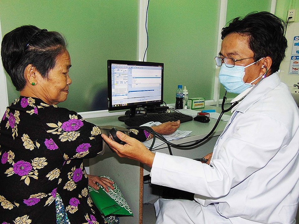 Bác sĩ cũng "ôm" đầy bệnh vì… ít vận động - 1 Bác sĩ cũng mắc bệnh mạn tính không lây do thường xuyên ngồi khám bệnh. Ảnh: TRẦN NGỌC