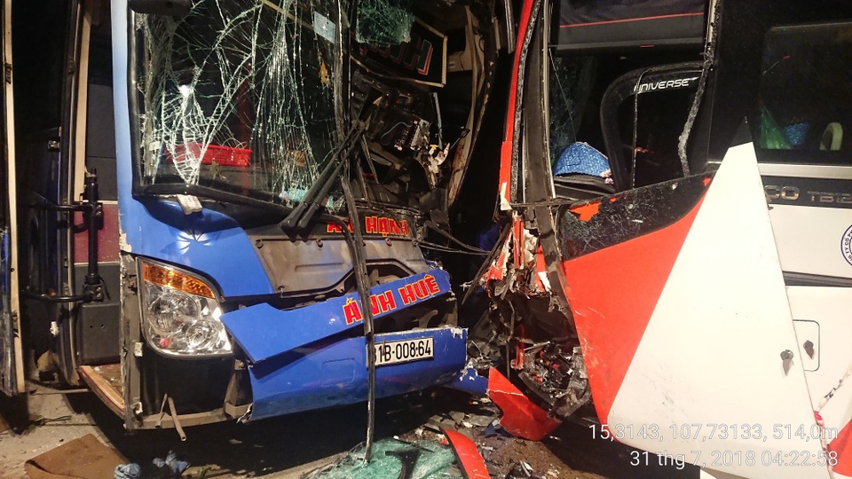 Tai nạn liên hoàn, 1 người chết, 11 người bị thương - 2 Hiện trường vụ tai nạn giữa hai xe khách giường nằm. Phần đầu hai xe khách hư hỏng nặng