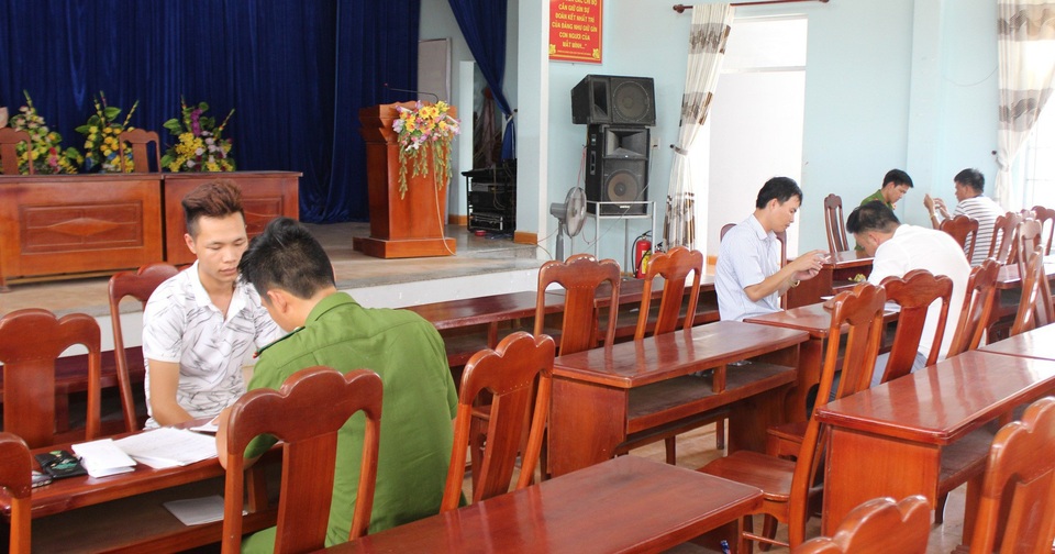 Tưởng được "siêu khuyến mãi", dân ngã ngửa vì mua hàng kém chất lượng giá cao - 8 Thời gian gần đây ở tỉnh Phú Yên xuất hiện nhiều nhóm đối tượng chuyên đi lừa dân bán hàng không rõ nguồn gốc với giá “cắt cổ”