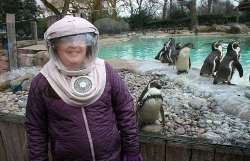 Quanh năm mặc đồ bảo hộ như phi hành gia vì dị ứng với ánh mặt trời - 1 Caitlin buộc phải thoa kem chống nắng 3 giờ một lần