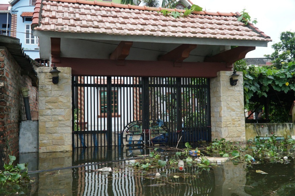 Hà Nội: Dân vùng ngập khốn khổ vì bị rác thải, xác động vật "vây hãm" - 1
Nước từ thượng nguồn tiếp tục đổ về, thôn Cấn Hạ nhiều ngày nay vẫn ngập sâu. Nước ngập lâu ngày, rác thải cũng ngập ngụa quanh khu dân cư.