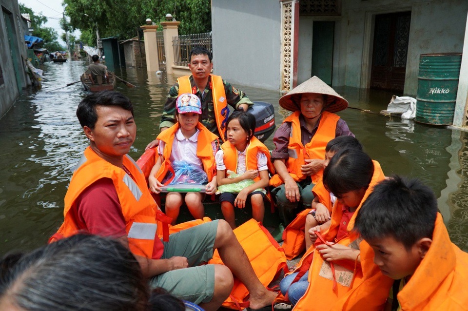 Hà Nội: Dân vùng ngập khốn khổ vì bị rác thải, xác động vật "vây hãm" - 10
Các em học sinh cấp 1 mới được đi học trở lại sau hơn 10 ngày nghỉ vì ngập.
