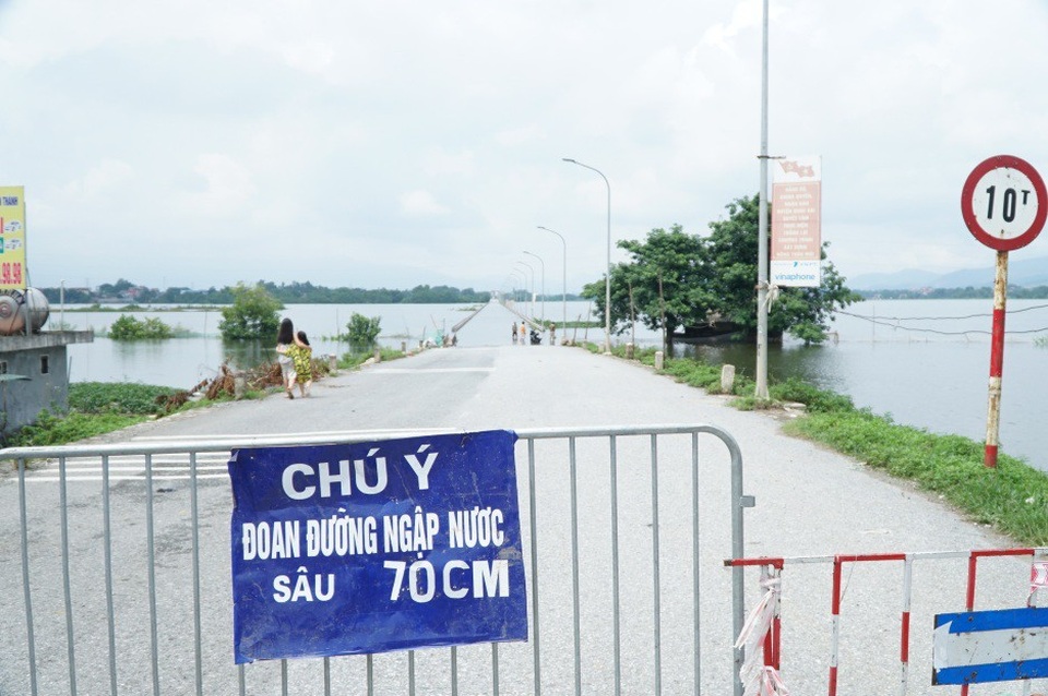 Hà Nội: Dân vùng ngập khốn khổ vì bị rác thải, xác động vật "vây hãm" - 11
Tỉnh lộ 421B nối từ Đại lộ Thăng Long đi Xuân Mai lại ngập sâu, cơ quan chức năng phải đặt biển cảnh báo nguy hiểm tại đây.