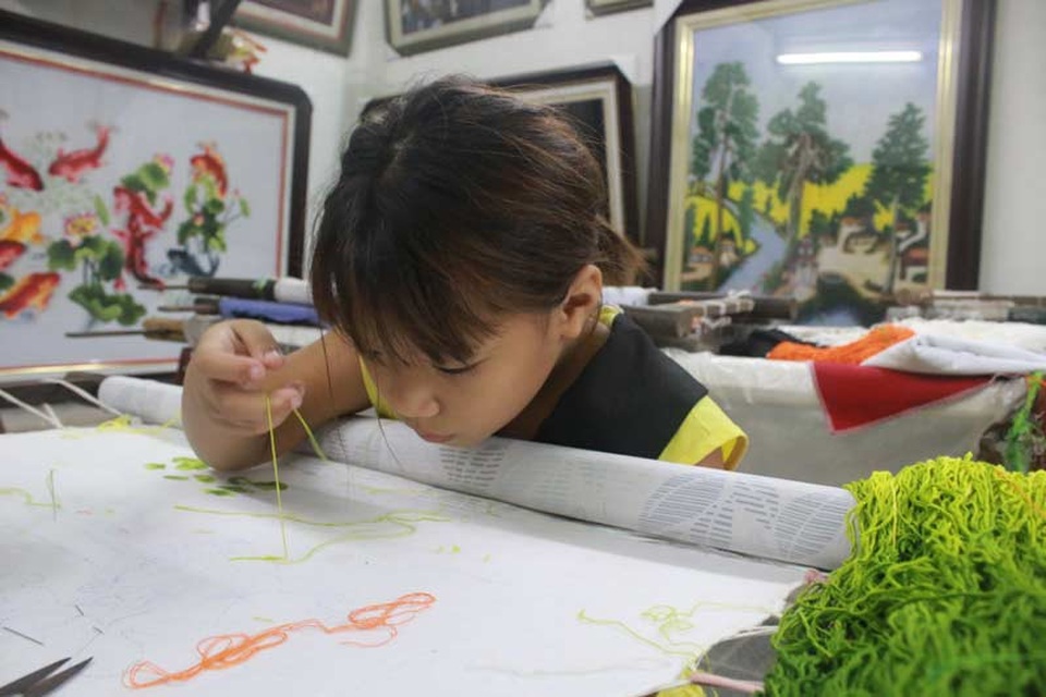 Phía sau bức tranh nửa tỷ không bán của người phụ nữ Hà Nội - 3 Bên cạnh đam mê thêu, chị Khương hướng dẫn các em nhỏ và những người khuyết tật kỹ năng thêu.