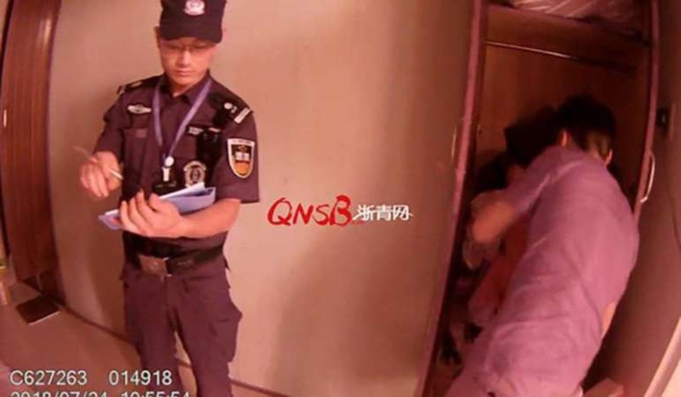 Trốn việc để chơi game, chồng bị vợ báo cảnh sát do nhầm là ăn trộm - 2 Người chồng đã trốn trong tủ quần áo vì sợ...vợ mắng