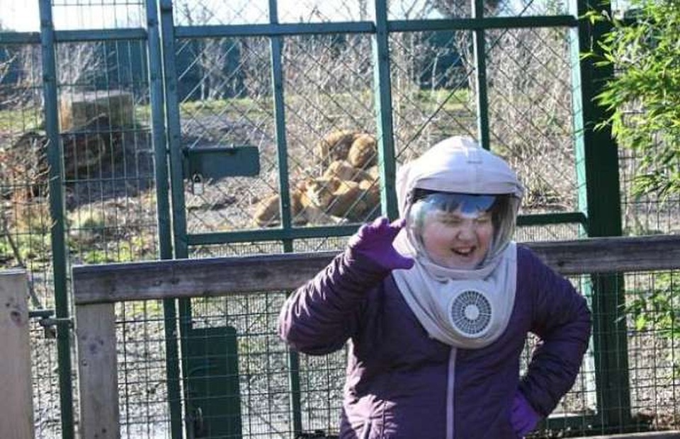 Quanh năm mặc đồ bảo hộ như phi hành gia vì dị ứng với ánh mặt trời - 2 Ban ngày, cô bé luôn mặc đồ bảo hộ