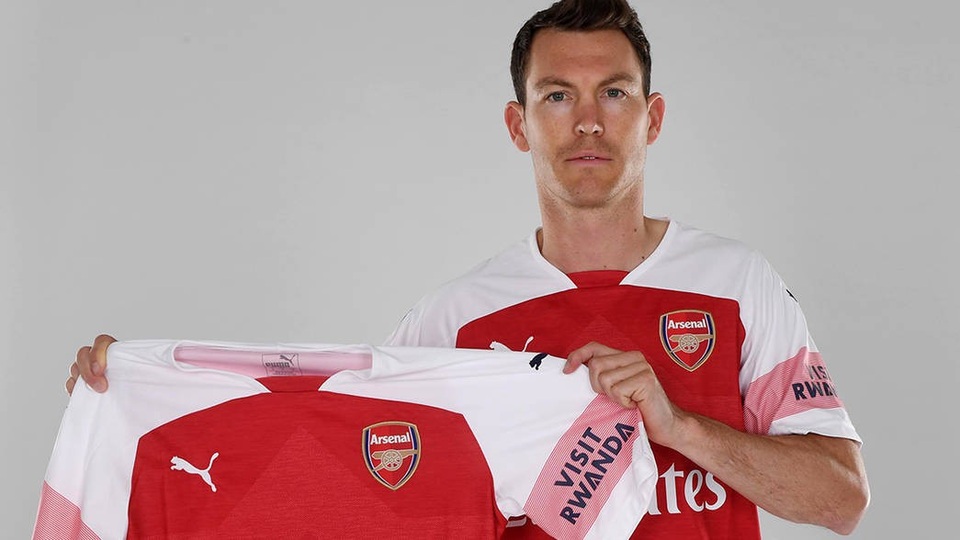 Vì sao Arsenal không thể vô địch Premier League mùa giải tới? - 2 Tân binh Stephan Lichtsteiner đã 34 tuổi và không có thể lực sung mãn