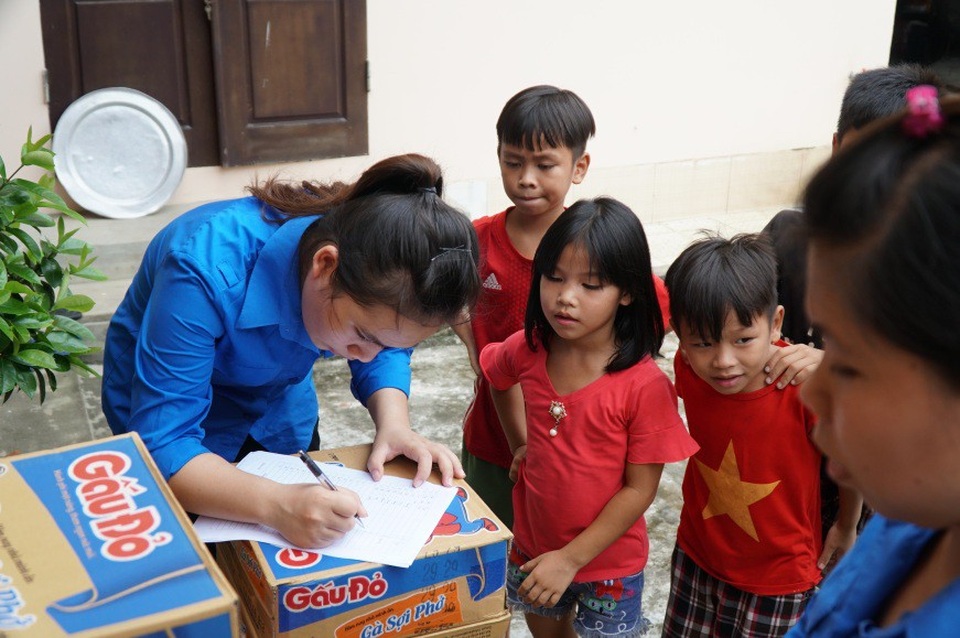 Hà Nội: Dân vùng ngập khốn khổ vì bị rác thải, xác động vật "vây hãm" - 3
Một số nhà hảo tâm đã hỗ trợ mỗi gia đình tại thôn Cấn Hạ một thùng mỳ tôm và một bình nước sạch.