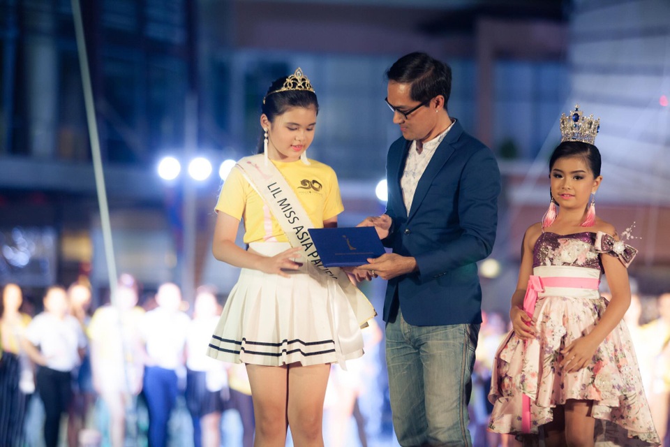 Người mẫu nhí Việt Nam đăng quang Hoa hậu nhí Châu Á Thái Bình Dương 2018 - 4 Được biết, mỗi Châu lục và vùng lãnh thổ sẽ được BGK chọn ra một thí sinh nổi trội nhất bao gồm cả về hình thể, sắc vóc, tài năng và điểm tích luỹ trong quá trình tham dự cuộc thi để trao tặng danh hiệu cao quý này. Nguyễn Ngọc Trang Anh là đại diện của khu vực Châu Á Thái Bình Dương được chạm vào chiếc vương miện danh giá này.