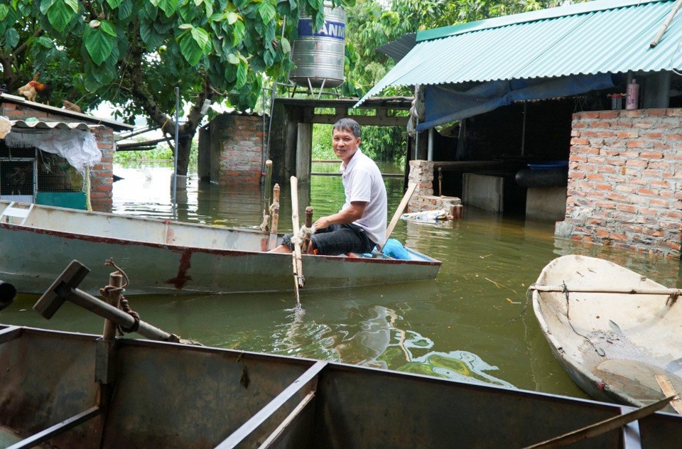 Hà Nội: Dân vùng ngập khốn khổ vì bị rác thải, xác động vật "vây hãm" - 6
Chia sẻ với PV, Ông Nguyễn Văn Hái, Phó trưởng thôn Cấn Hạ, cho biết: “Tình trạng nước ngập diễn ra được 12 ngày. Ô nhiễm môi trường khá nặng, vì đây là vùng trũng nên tất cả các loại rác thải sinh hoạt, xác động vật chết trôi dạt vào làng, bốc mùi hôi thối”.