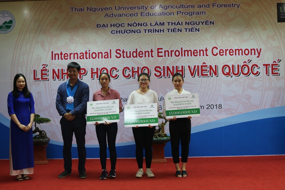 Chào đón những sinh viên quốc tế đầu tiên nhập học năm học 2018-2019 - 5 Lãnh đạo công ty đối tác trao học bổng hỗ trợ đào tạo cho sinh viên nhập học chương trình tiên tiến.