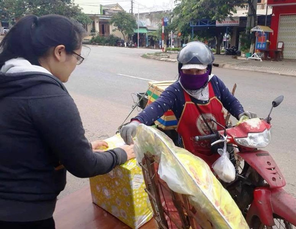 Vụ xe đón dâu tai nạn thảm khốc: Người đi đường quyên tiền giúp nạn nhân - 2 Người đi đường tự nguyện đóng góp tiền giúp các nạn nhân