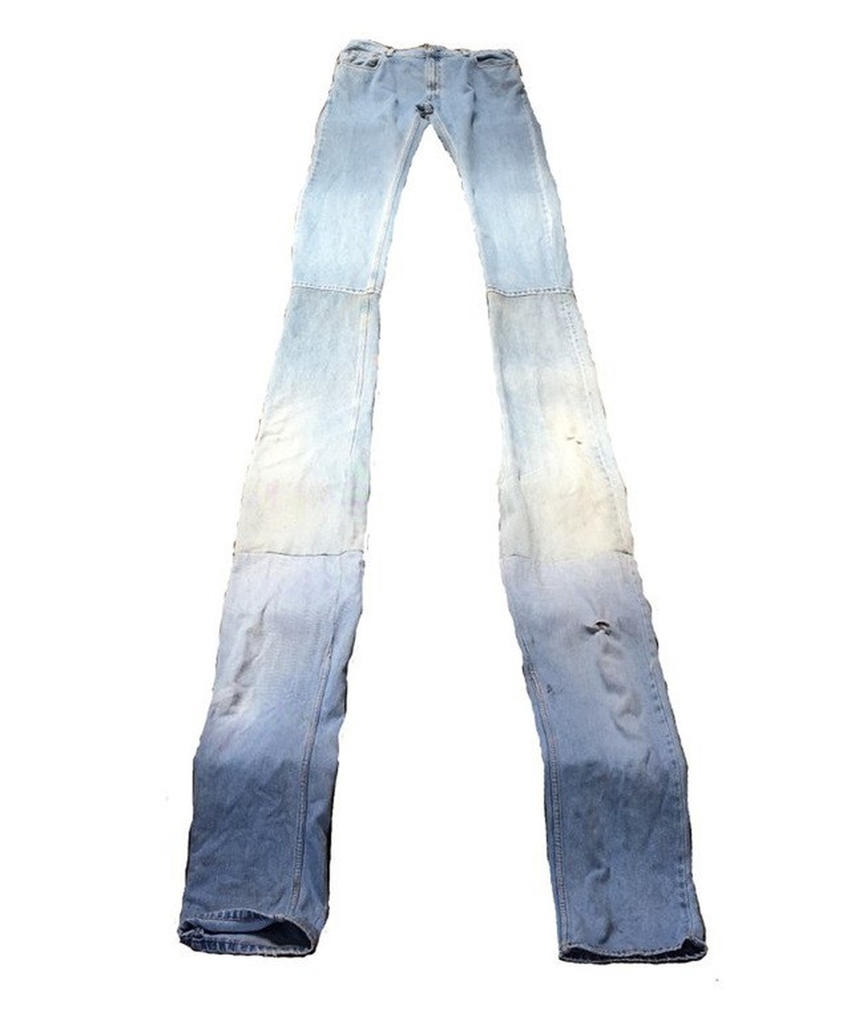 Chiếc quần có hai ống siêu dài.