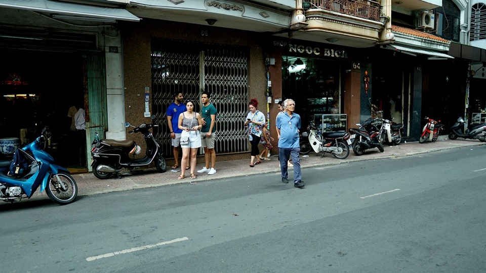 Du khách tham quan phố đồ cổ Lê Công Kiều