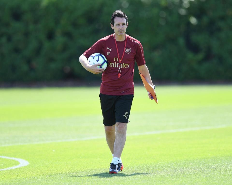 Arsenal hứng khởi trên sân tập cùng tân HLV Unai Emery - 1
Tân HLV Unai Emery đã ký hợp đồng với CLB Arsenal vào cuối tháng năm vừa qua, ông đã bắt tay ngay vào công việc mới nhưng phải tới đầu tháng 7 chiến lược gia người Tây ban Nha mới