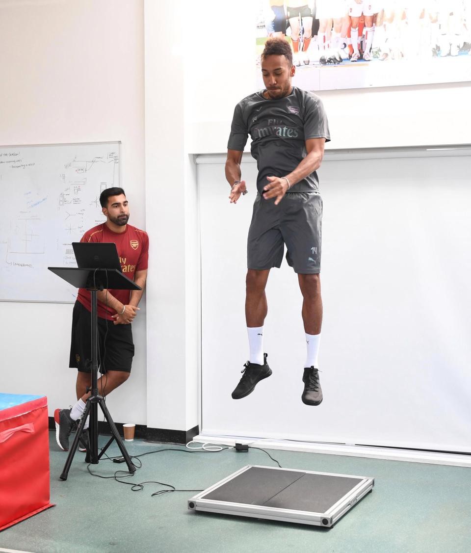 Arsenal hứng khởi trên sân tập cùng tân HLV Unai Emery - 2
Pierre-Emerick Aubameyang thử khả năng bật nhảy
