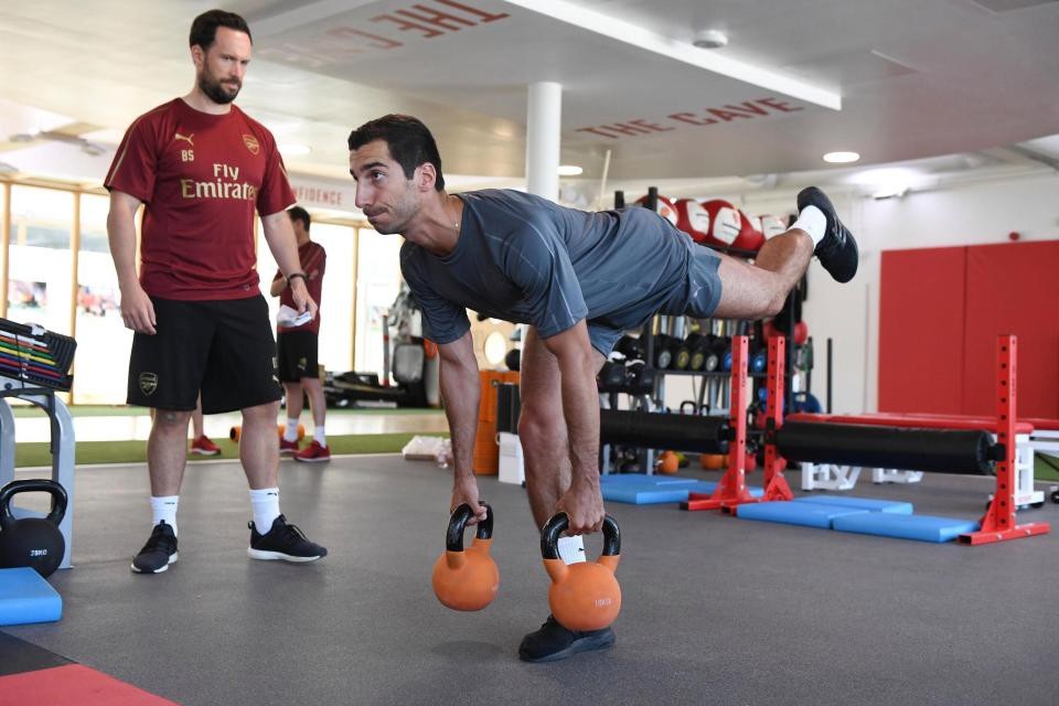 Arsenal hứng khởi trên sân tập cùng tân HLV Unai Emery - 3
Henrikh Mkhitaryan cùng huấn luyện viên thể lực Barry Solan