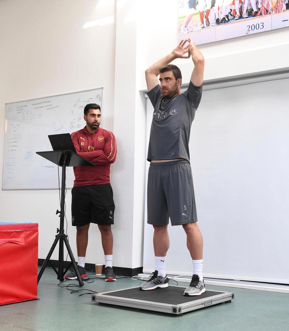 Arsenal hứng khởi trên sân tập cùng tân HLV Unai Emery - 4
Sokratis Papastathopolus kiểm tra sức khỏe trước khi bắt tay vào tập luyện