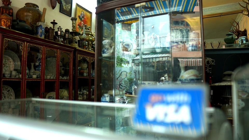 Buộc phải thức thời, những cửa hàng ở đây ngày nay có thêm nhiều tiện ích để phục vụ du khách. Khá là ngộ nghĩnh với tấm biển cà thẻ VISA lọt thỏm giữa các món đồ cổ