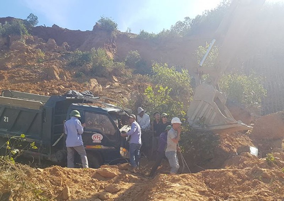 Sập mỏ đất vùi lấp hoàn toàn một xe tải, tài xế may mắn thoát chết - 3 Lực lượng chức năng giải cứu tài xế mắc kẹt trong vụ tai nạn.