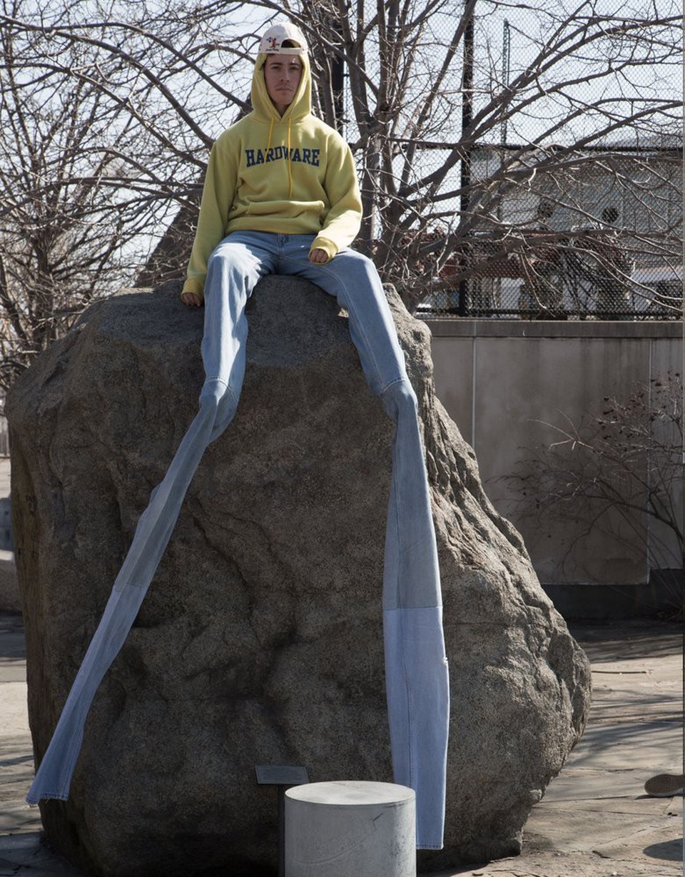 Nếu trải dài hết ống, diện mạo của chiếc quần jeans quả thực... siêu thực.