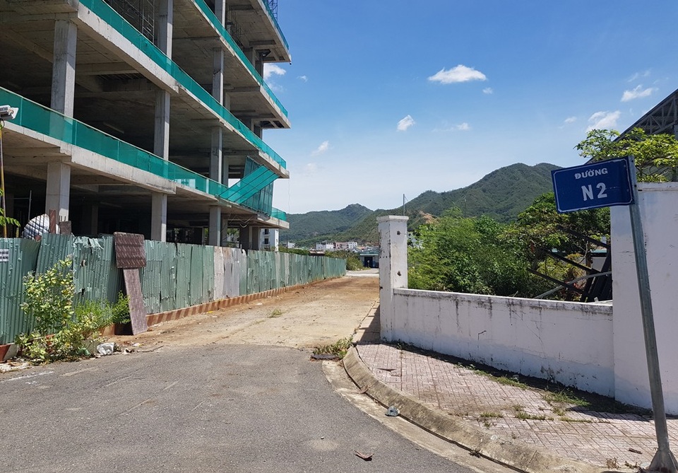 Tháo dỡ rào chắn “bít” đường xuống biển Nha Trang - 1 Đường N2 nằm ở khu đô thị mới Vĩnh Hòa (TP Nha Trang) đã được tháo dỡ rào chắn, trả lại lối đi xuống biển cho người dân