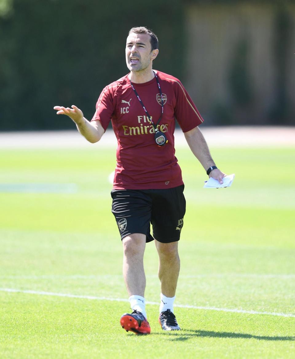 Arsenal hứng khởi trên sân tập cùng tân HLV Unai Emery - 11
Trợ lý huấn luyện viên Juan Carlos Carcedo theo chân Unai Emery tới Arsenal