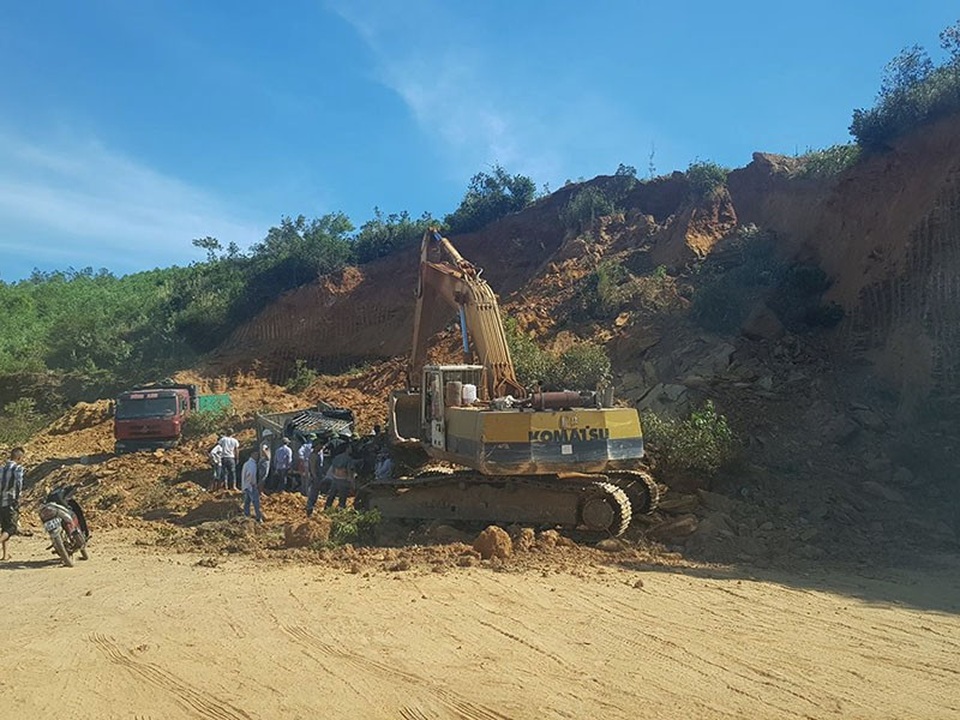 Sập mỏ đất vùi lấp hoàn toàn một xe tải, tài xế may mắn thoát chết - 1 Hiện trường xảy ra vụ tai nạn