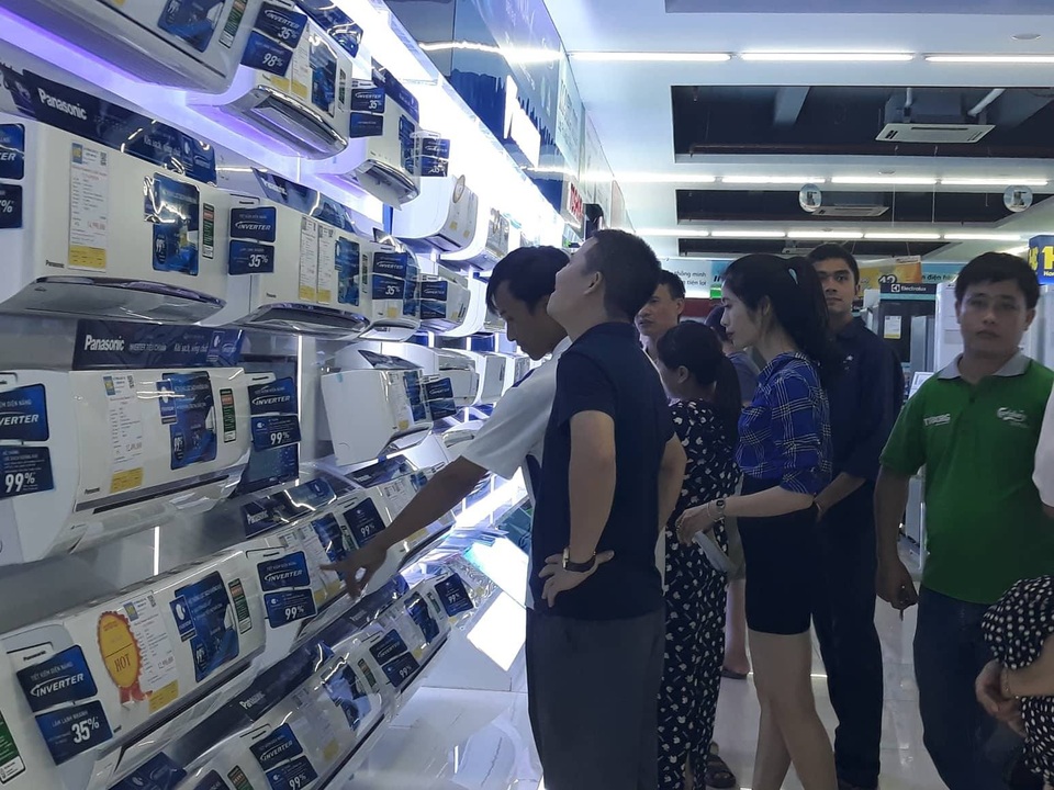 Lượng khách hàng mua điều hòa tăng đột biến trong những ngày qua.