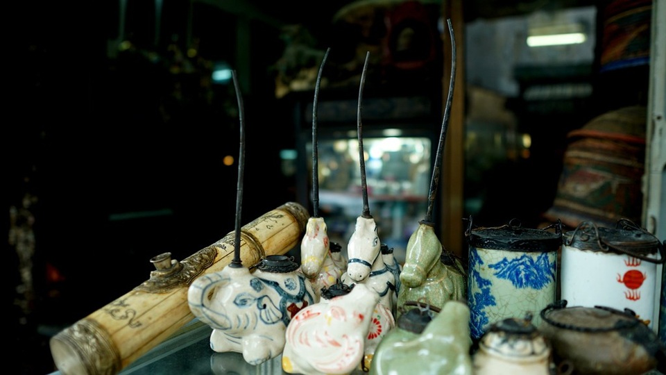 Phố đồ cổ ở đường Lê Công Kiều có tên khác là “ chợ Kiều ” mà dân chơi đồ cổ vẫn thường quen gọi đã tồn tại từ trước 1975 tại TPHCM. Là một con đường dài chừng độ 300 m với hơn 40 hộ kinh doanh buôn bán