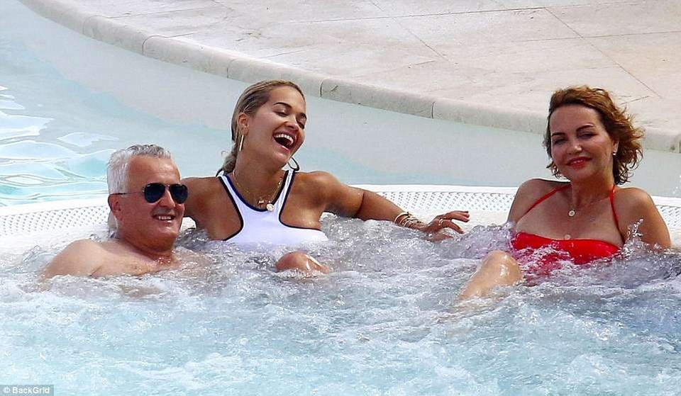 Rita Ora gợi cảm trong kỳ nghỉ ở Pháp - 7
Bố mẹ Rita Ora rất trẻ và luôn là nguồn động viên lớn với con gái.