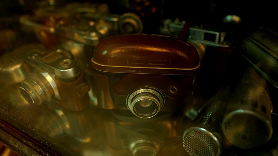 Ở chợ Kiều, mỗi cửa hàng thường chỉ chuyên bán một đến hai chủng loại đồ cổ nhất định; hoặc là đồ gốm sứ, hoặc là đồ đồng, hoặc chỉ chuyên đồ thờ tự… Có những ki-ốt khá bề thế, trưng bày buôn bán cả trăm loại cổ vật lớn nhỏ nhưng cũng có tiệm chỉ bày bán vài món máy ảnh xưa cũ.