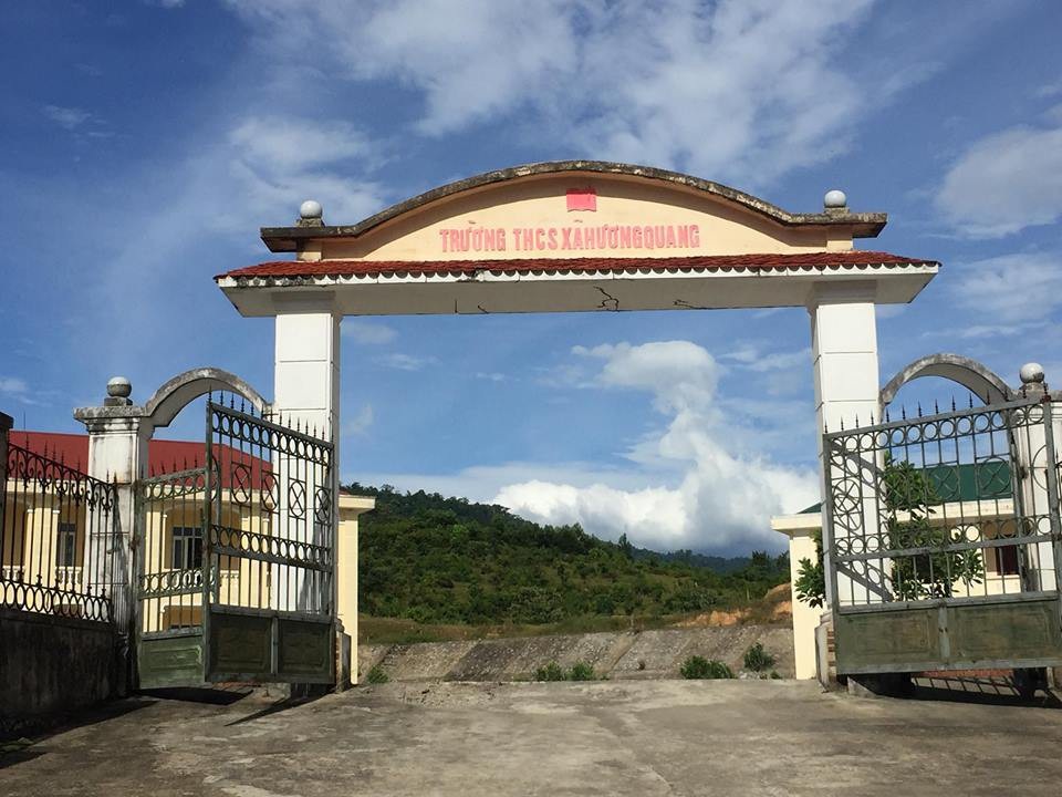 Trường học hơn 16 tỷ đồng xây xong rồi "vứt bỏ" - 1 Thực hiện chủ trương di dời tái định cư cho người dân vùng lòng hồ Ngàn Trươi - Cẩm Trang, năm 2011, dự án Trường THCS Hương Quang được triển khai với nguồn vốn đầu tư 16,2 tỷ đồng trong khuôn viên hơn 1 ha với các hạng mục khá đồng bộ, hiện đại gồm 1 dãy nhà học 2 tầng 6 phòng, 1 nhà hiệu bộ 8 phòng và nhà ở công vụ, nhà để xe, cổng, khuôn viên, hàng rào, đường nội bộ...