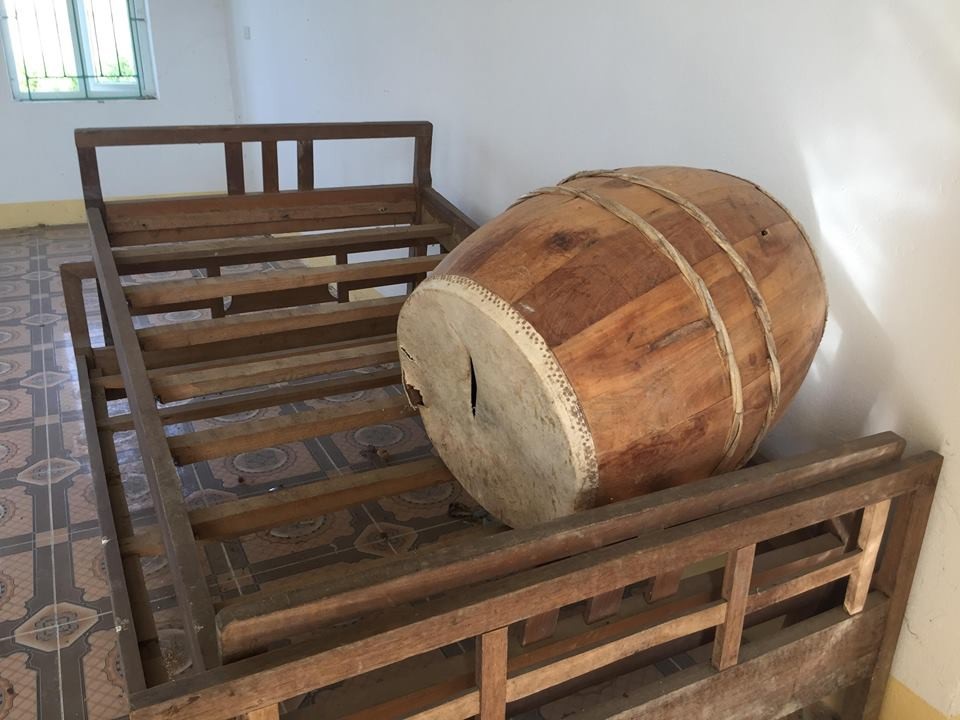 Trường học hơn 16 tỷ đồng xây xong rồi "vứt bỏ" - 8 Trống, tranh, ảnh... phục vụ học tập nằm im lìm và dần hư hỏng trong các phòng học.