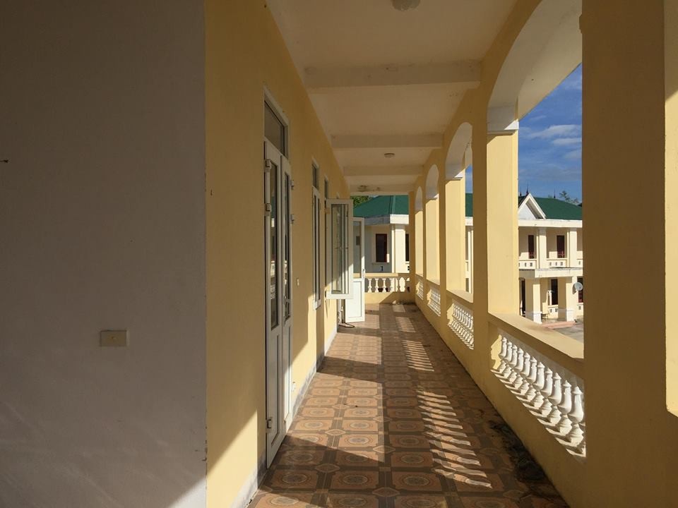 Trường học hơn 16 tỷ đồng xây xong rồi "vứt bỏ" - 3 Ông Nguyễn Trường Thọ, Chủ tịch UBND xã Hương Quang cho biết, lúc xây trường dự tính phục vụ cho hơn 500 hộ dân tái định cư nhưng sau đó tỉnh có chủ trương cho dân di cư tự do nên giờ chỉ còn 198 hộ dân về khu tái định cư. Điều này dẫn tới không có học sinh.